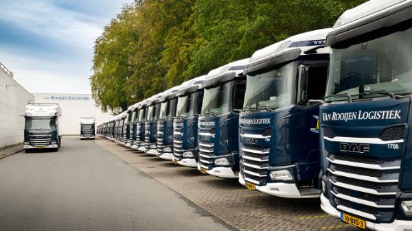 Van Rooijen Logistiek 25 DAF trucks geleverd door Truckland